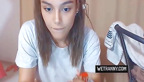 Hot amateur brunette teen shows us her big booty in the room