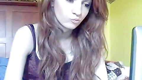 Cute hotgirl takes photos in her amateur porn video