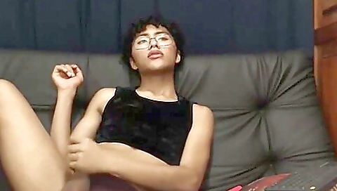 Solo homemade video showing her natural body and sexy legs